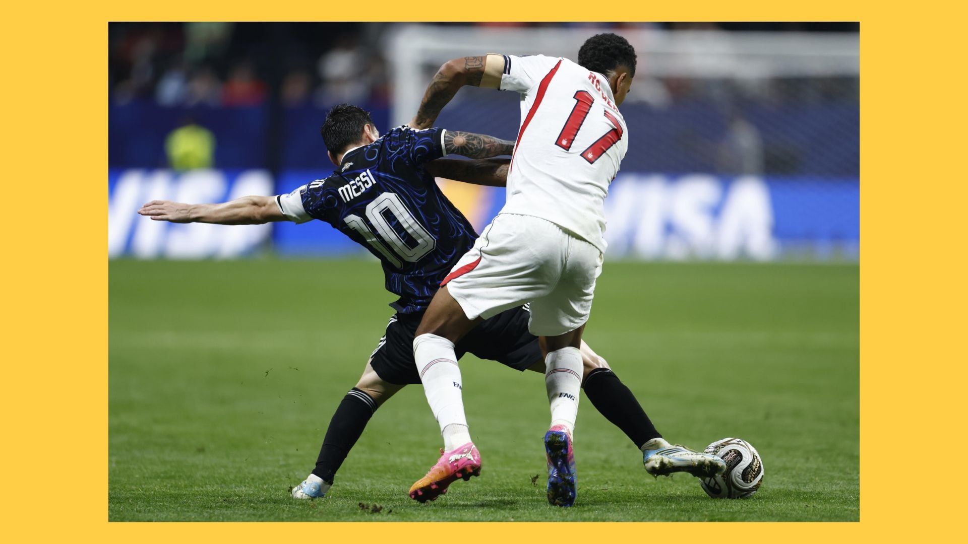 Lionel Messi (Argentina) in azione contro Morgan Rogers (Inghilterra)
