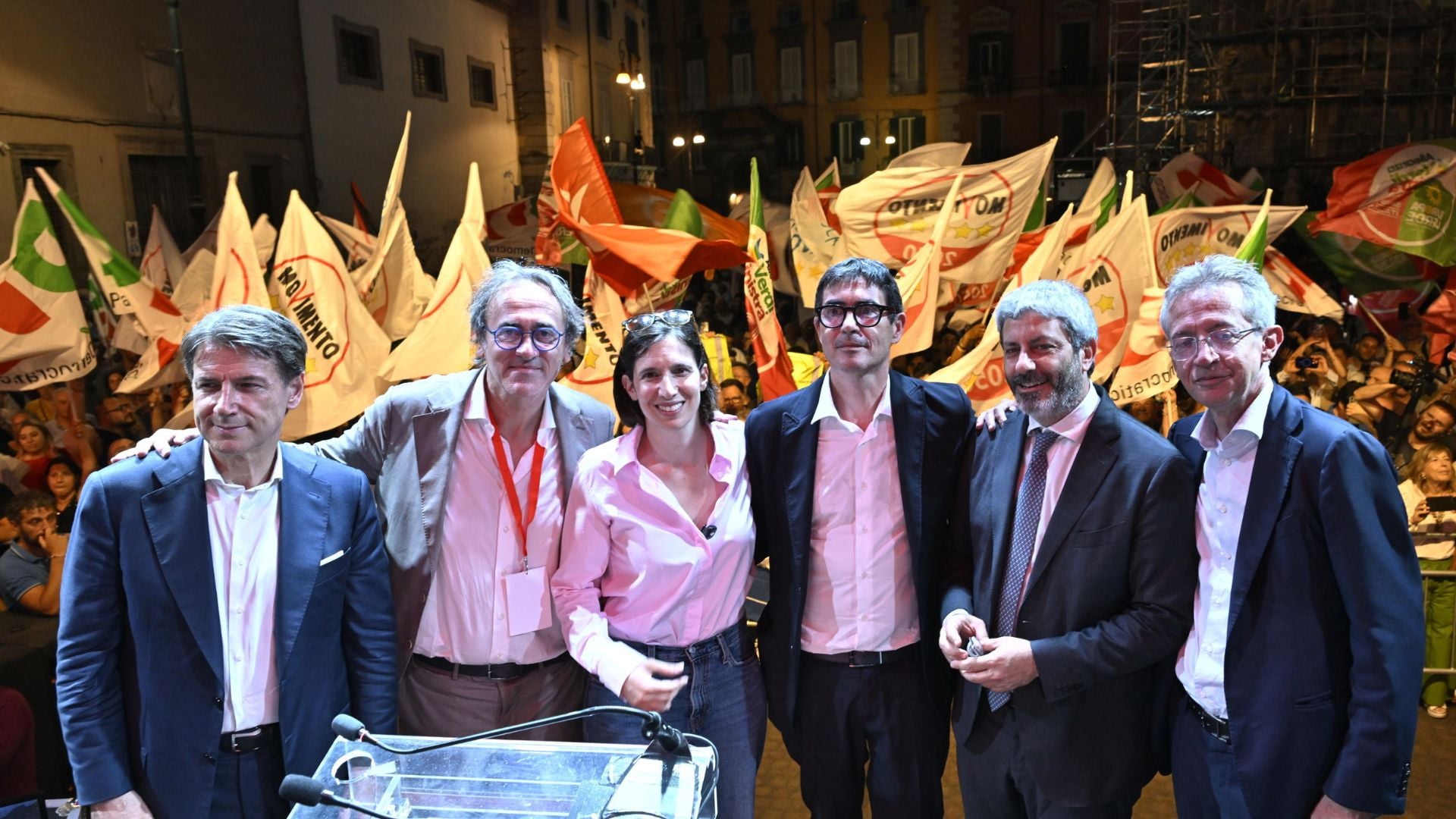 Da sinistra, Giuseppe Conte, Angelo Bonelli, Elly Schlein, Nicola Fratoianni, Roberto Fico e Gaetano Manfredi durante la manifestazione del campo largo in piazza del Gesù, a Napoli, 8 luglio 2026