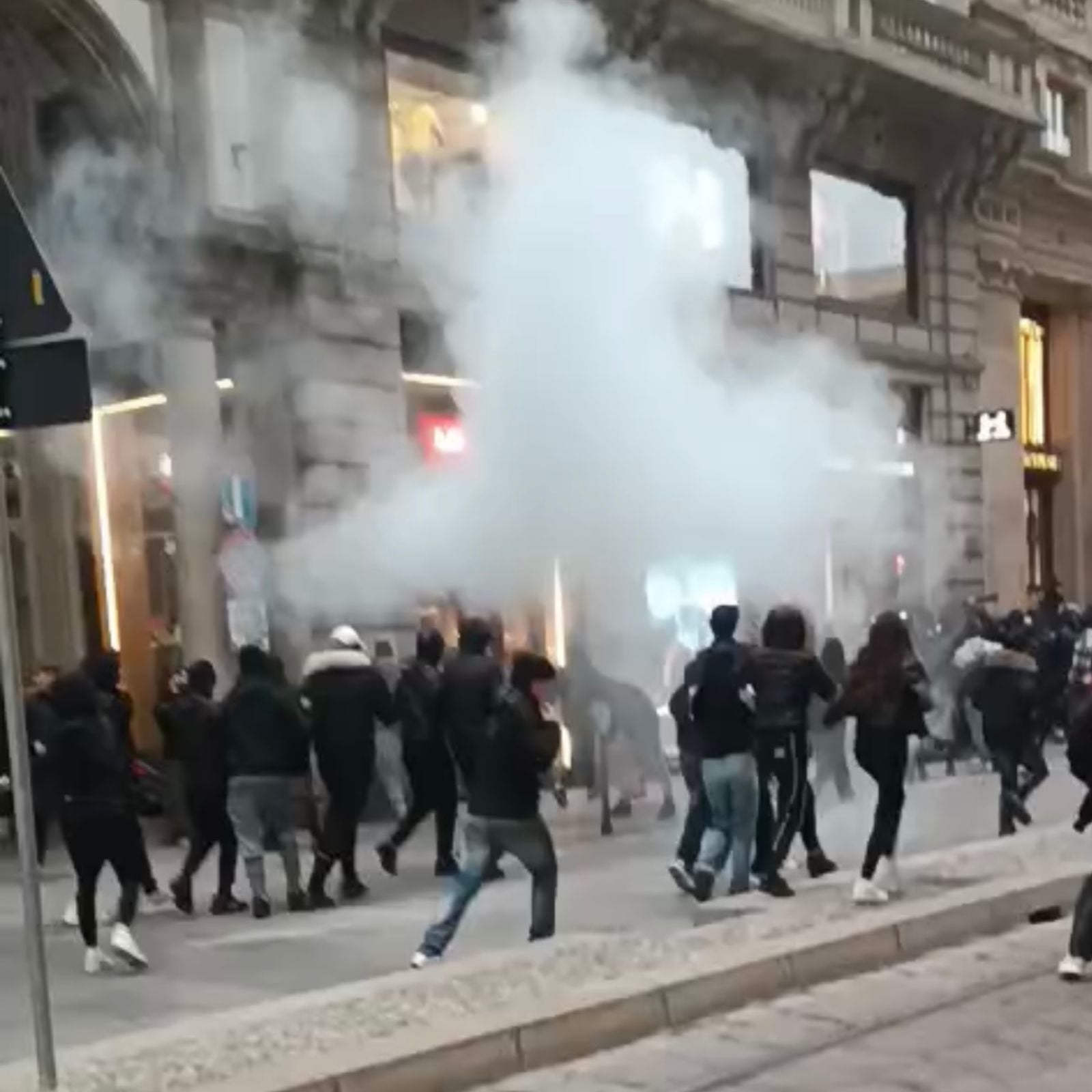 Rivolta e saccheggi: Milano come Parigi?