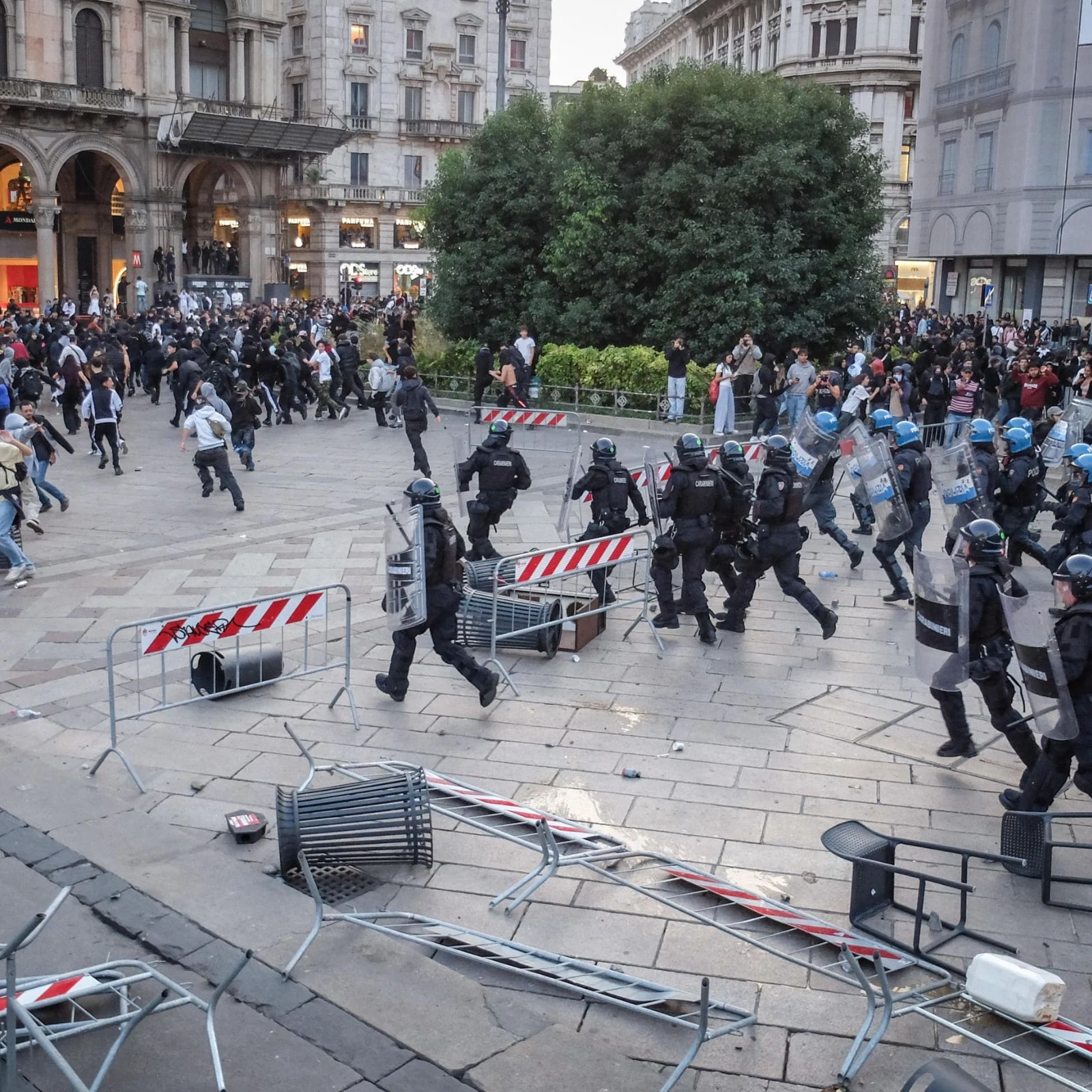 Governo reazionario, decreti ad hoc e repressione sistematica