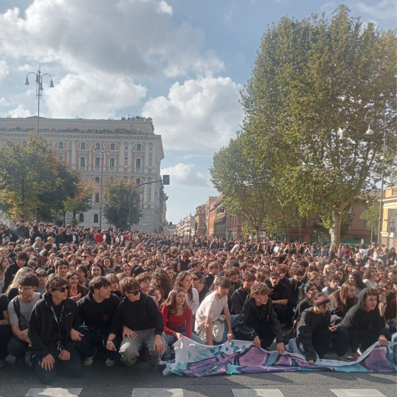 No al caro-vita, al riarmo e alla repressione. Migliaia di studenti e lavoratori in piazza in tutta Italia