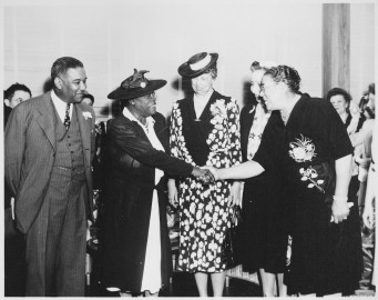 (Mary_McLeod_Bethune),_'Mrs._Eleanor_Roosevelt_and_others_at_the_opening_of_Midway_Hall,_one_of_two_residence_halls_buil_-_NARA_-_533032