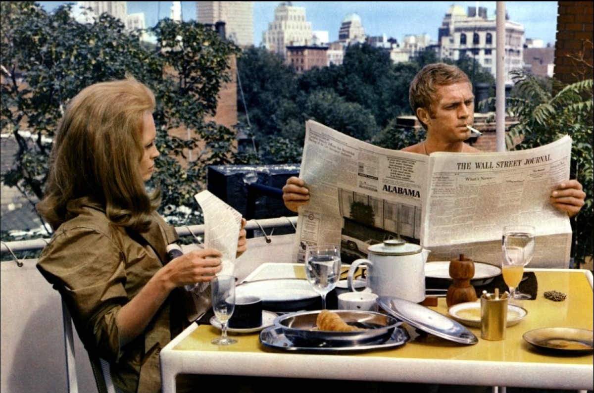 Steve McQueen che legge il giornale a colori