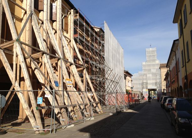 Il centro storico di Crevalcore, con i cantieri del dopo terremoto