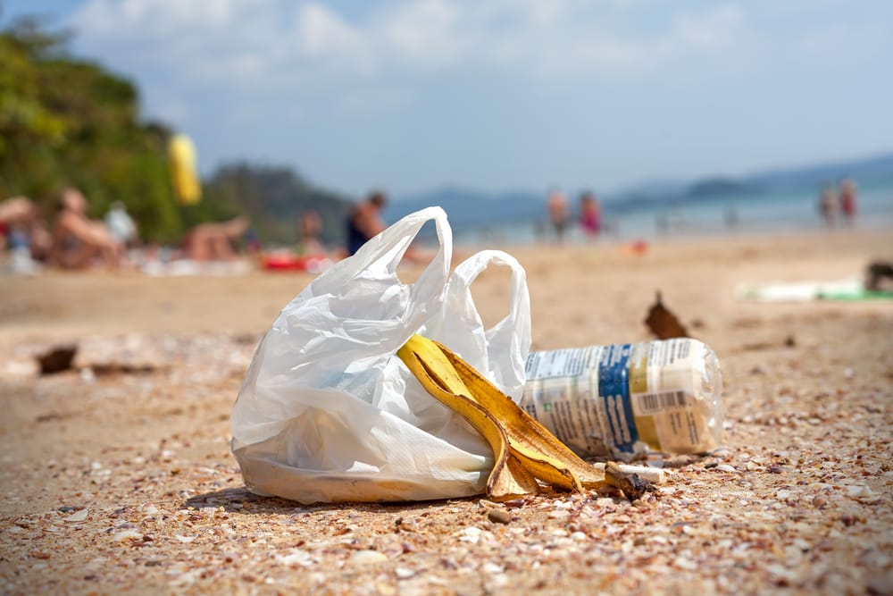 rifiuti di plastica in spiaggia