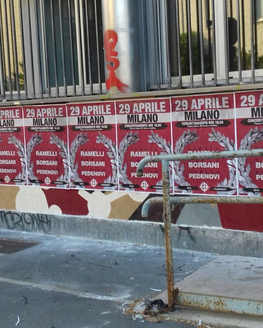 Milano, Manifesti fascisti sul murale degli studenti