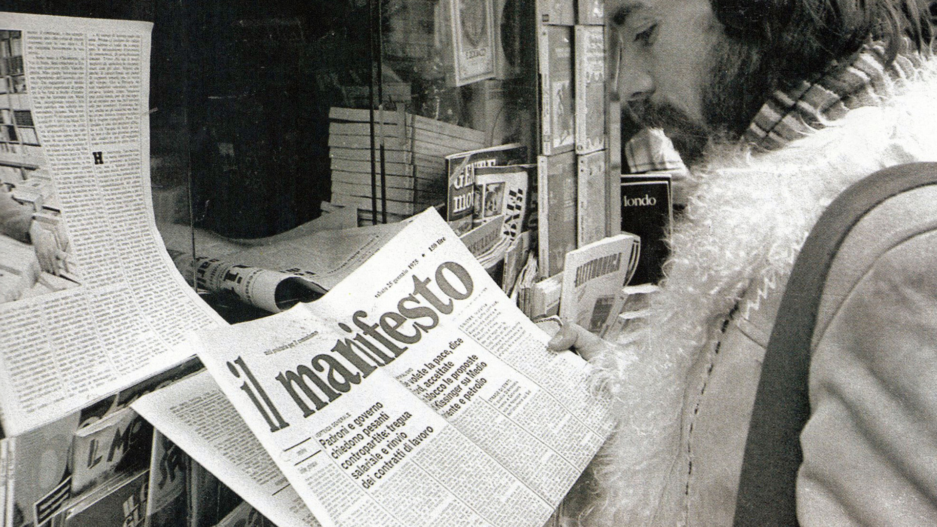 Il calciatore Paolo Sollier sfoglia una copia de Il Manifesto nel 1975