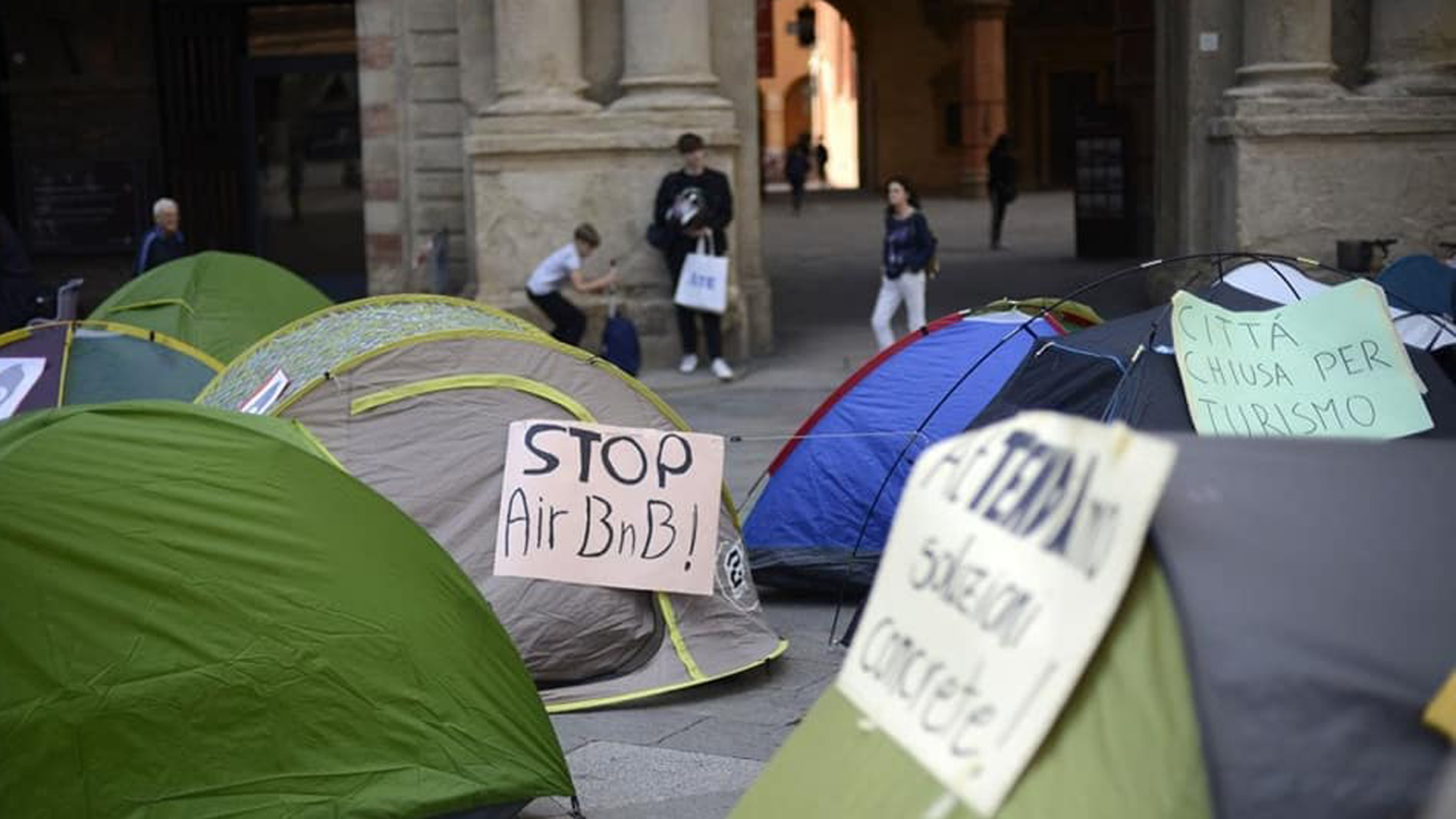 Protesta contro gli affitti brevi a Bologna