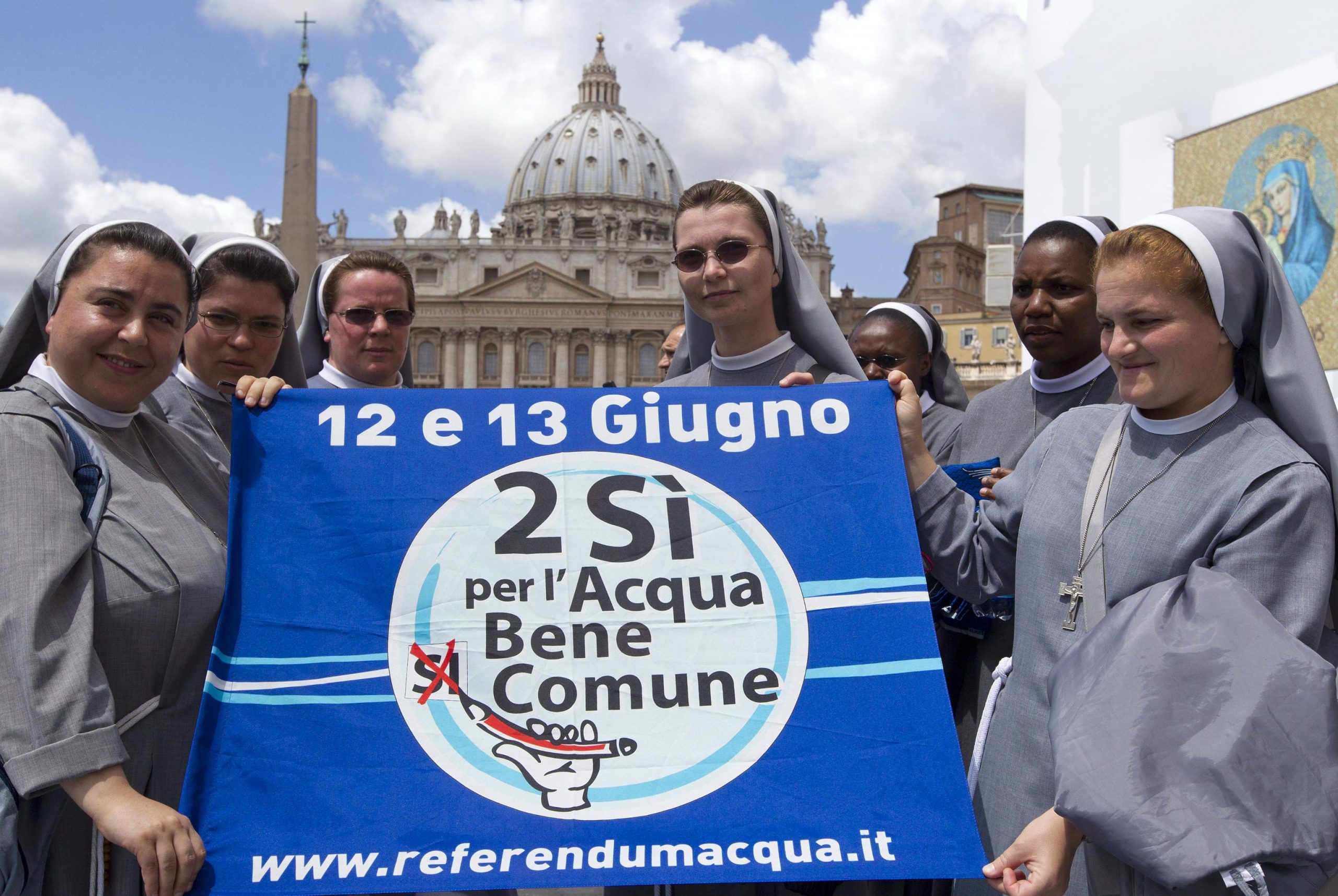 Un gruppo di suore in piazza San Pietro a margine di una preghiera in difesa dell'acqua pubblica a pochi giorni dal referendum, in una immagine del 09 giugno 2011