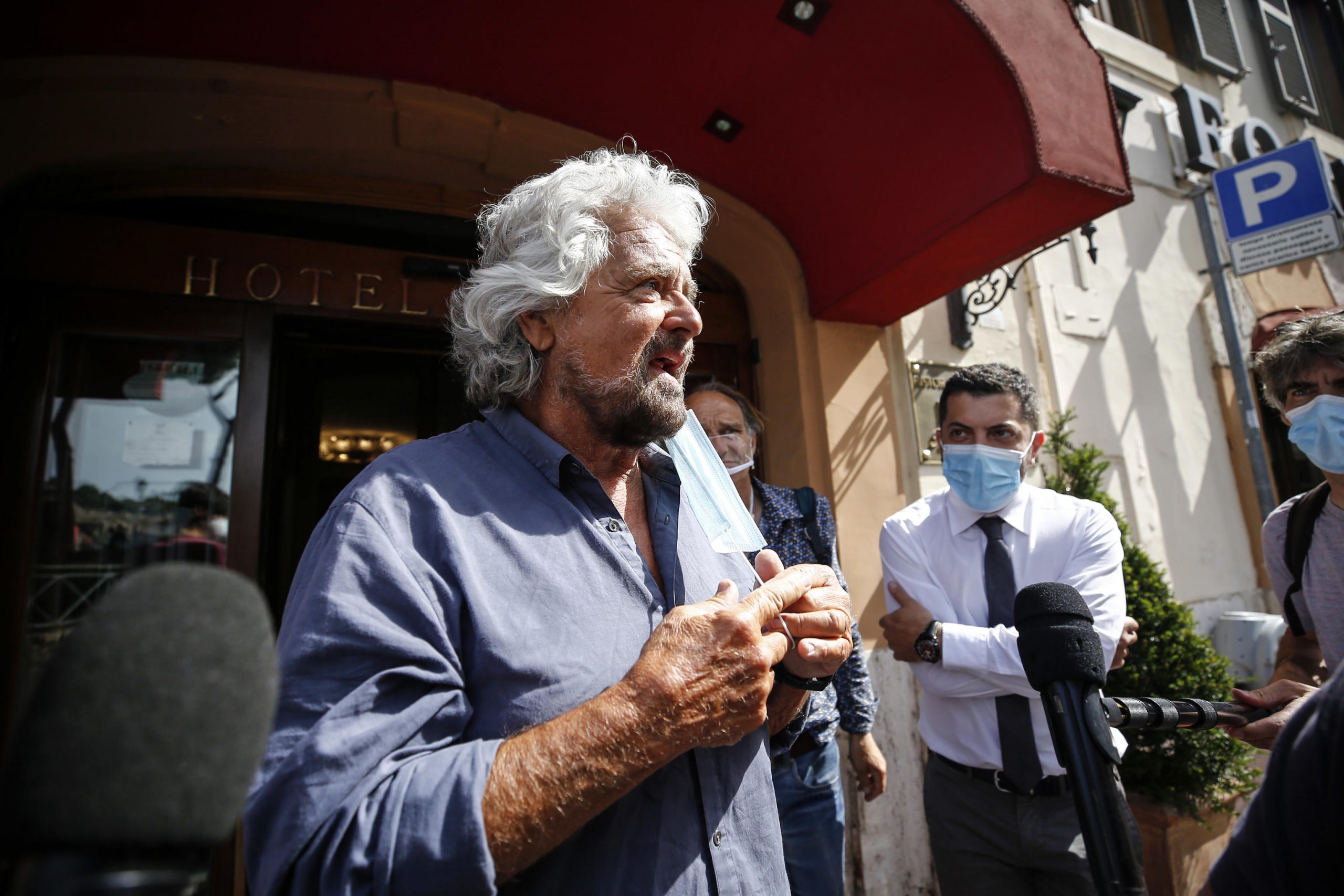 L'Italia dei working poor, Beppe Grillo indagato per traffico di influenze illecite e le altre notizie della giornata