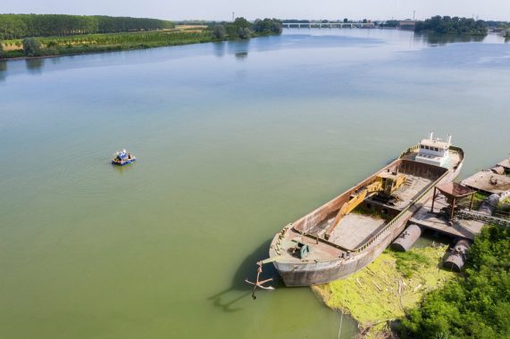 Alex bellini sul fiume Po