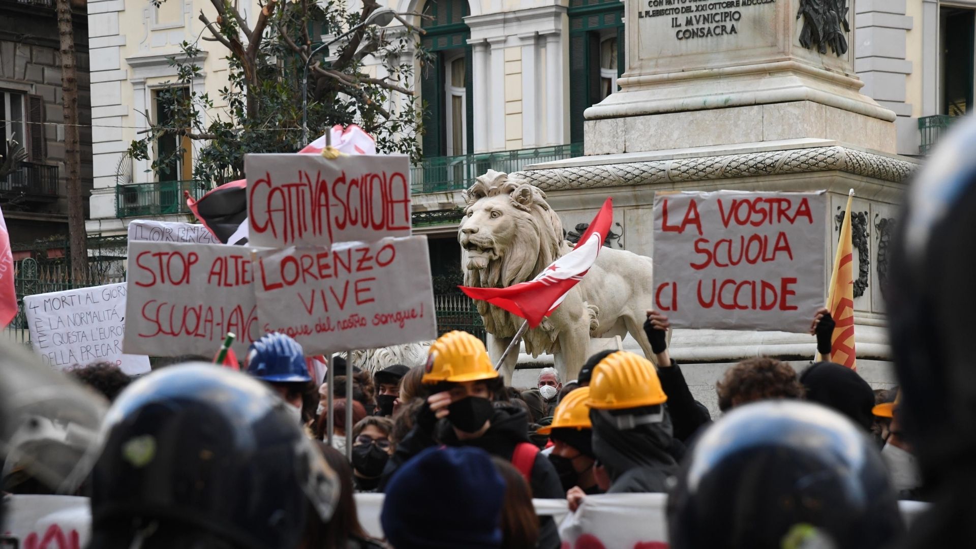 Studenti in piazza contro alternanza scuola lavoro