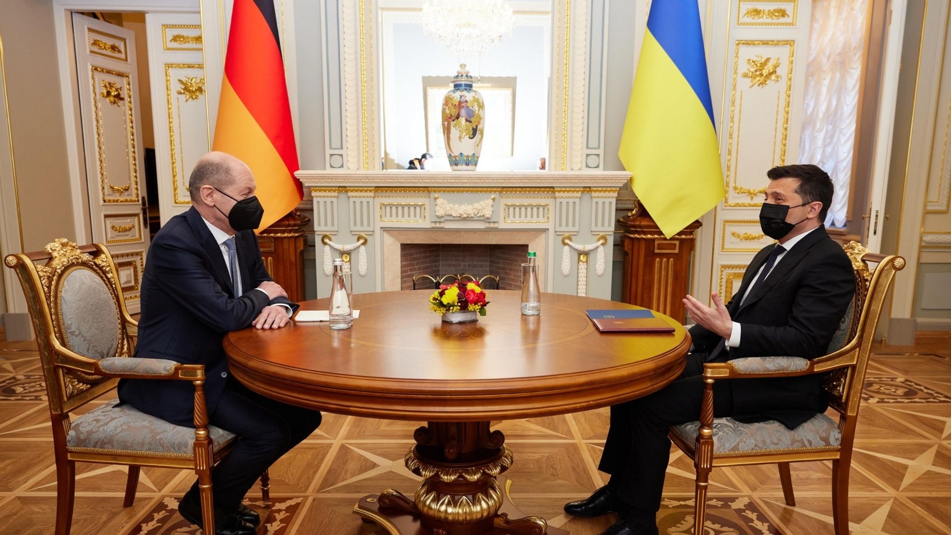 Ukrainian President Volodymyr Zelensky (L) and German Chancellor Olaf Scholz (R) during their meeting in Kiev, Ukraine