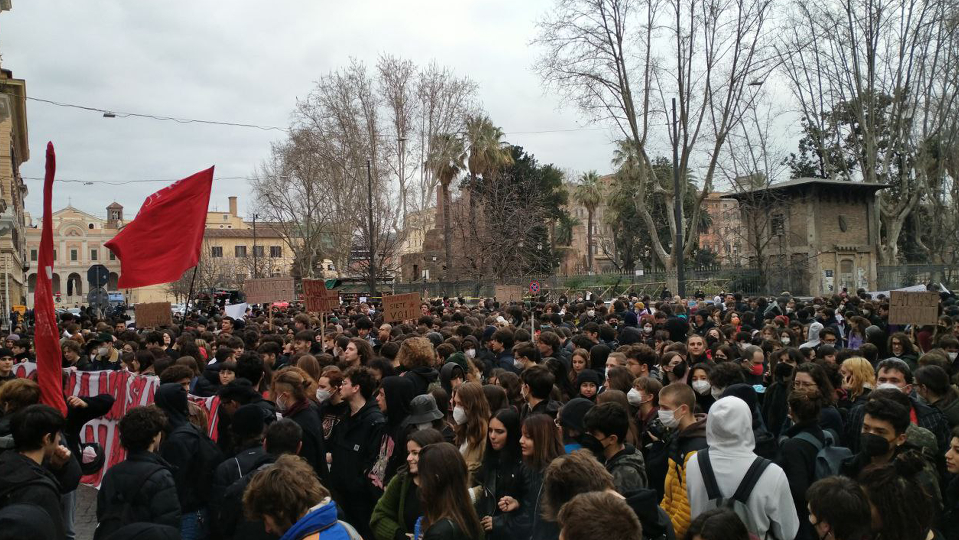 studenti in piazza Roma