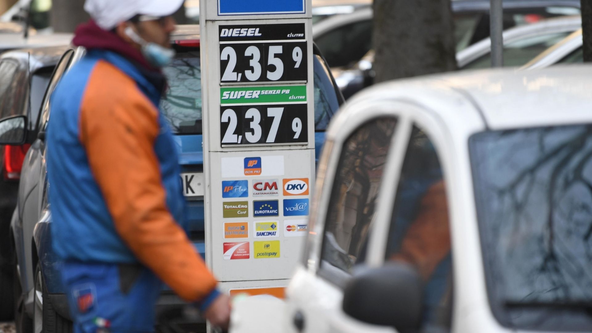 Benzina: Qe, anche diesel in self sopra 2 euro al litro