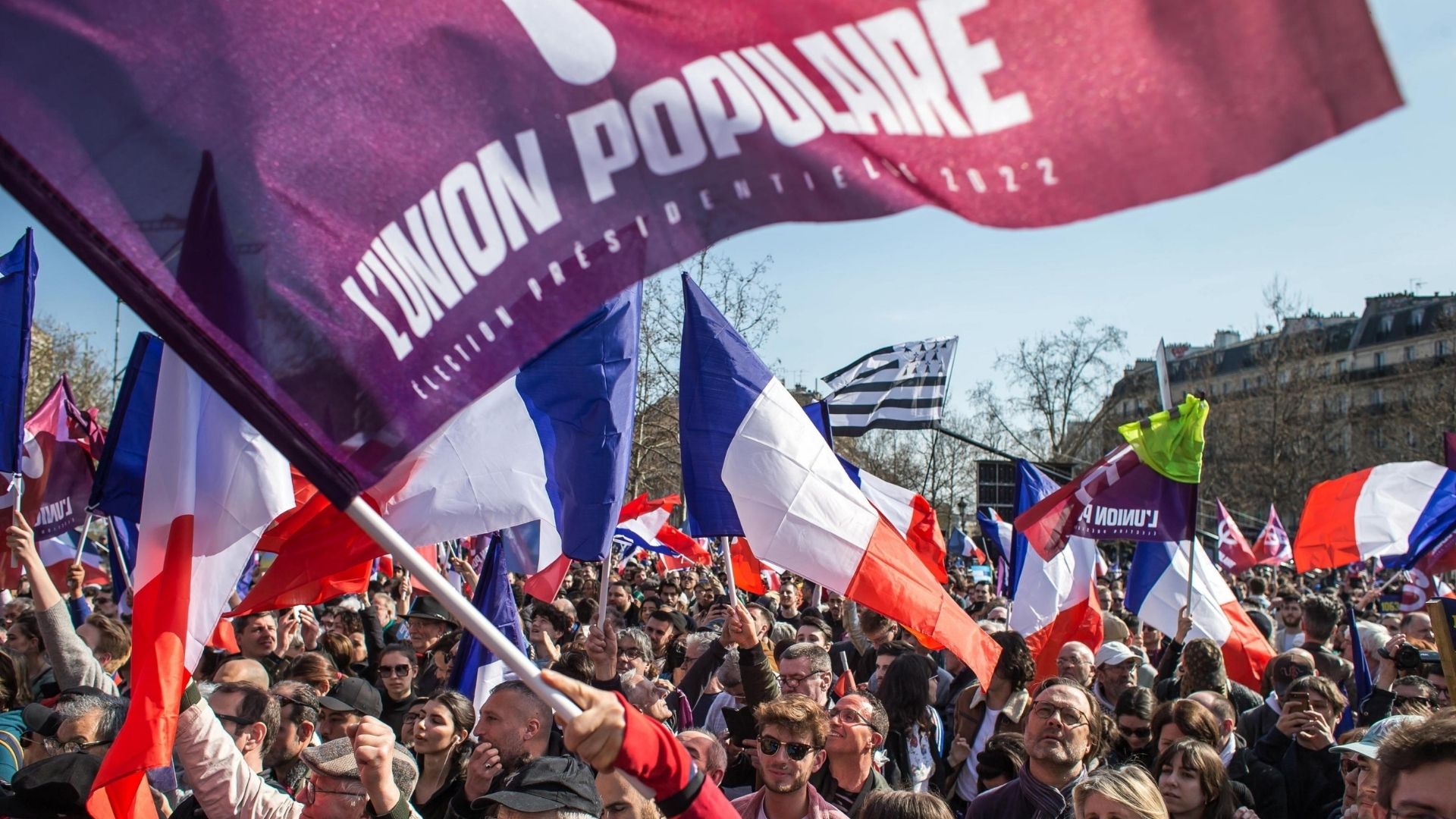 100 mila persone in piazza a Parigi per sostenere Mélenchon