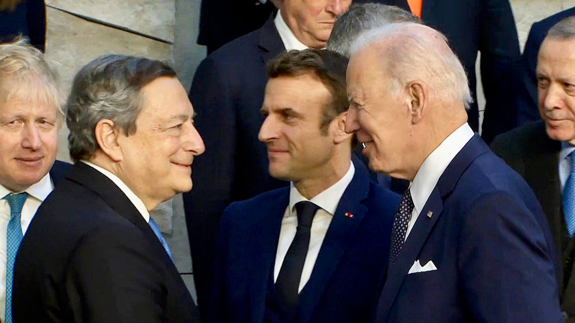 Il presidente del Consiglio, Mario Draghi, con il presidente Usa, Joe Biden, al vertice NATO a Bruxelles, 24 marzo 2022