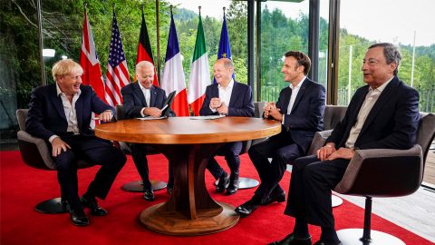 La chiusura del G7, l'avvio del vertice NATO, i bombardamenti russi fuori dal Donbass e le altre notizie della giornata