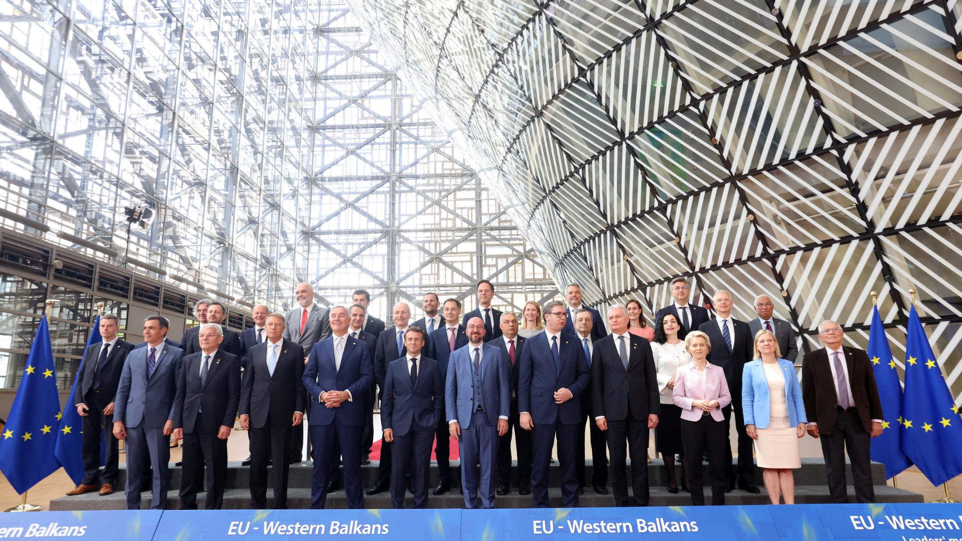 Partecipanti al vertice dei leader Ue - Balcani occidentali posano per una family photo, a Bruxelles, 23 giugno 2022.