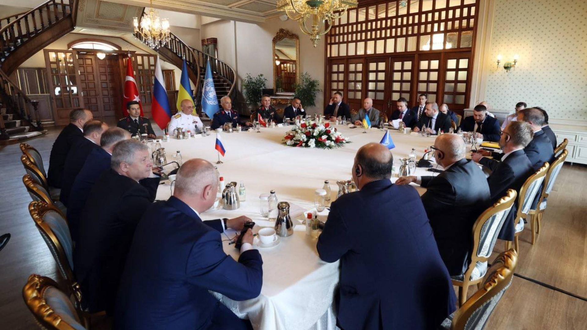 I colloqui tra delegazioni di Kiev, Mosca, Ankara e rappresentanti dell'Onu riguardo ai corridoi nel mar Nero per permettere l'esportazione di grano dai porti dell'Ucraina, Istanbul, 13 luglio 2022
