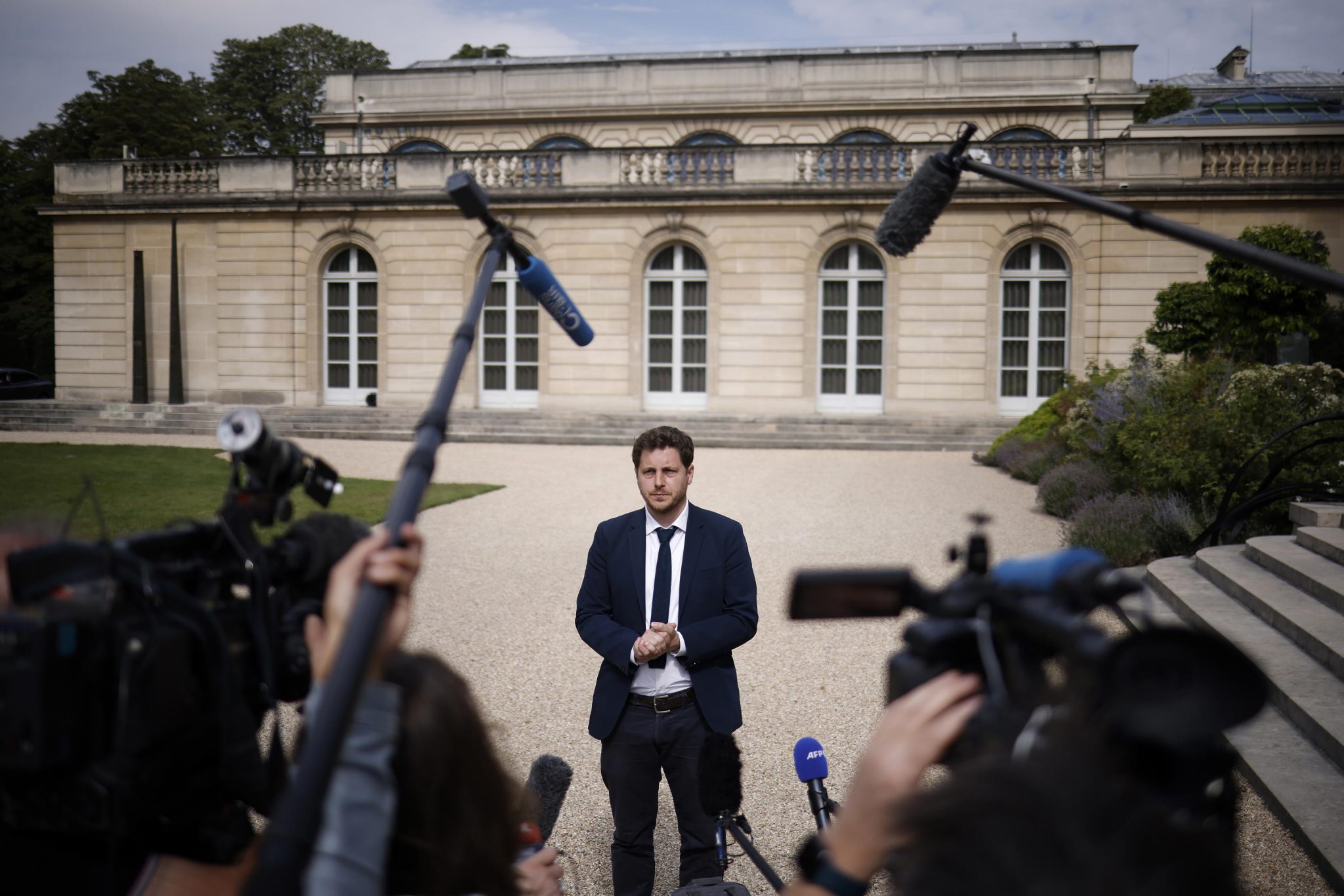Si è dimesso il leader del partito ecologista francese Julien Bayou