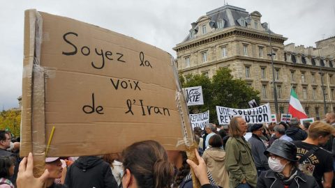 Parigi scende in piazza per sostenere le proteste in Iran