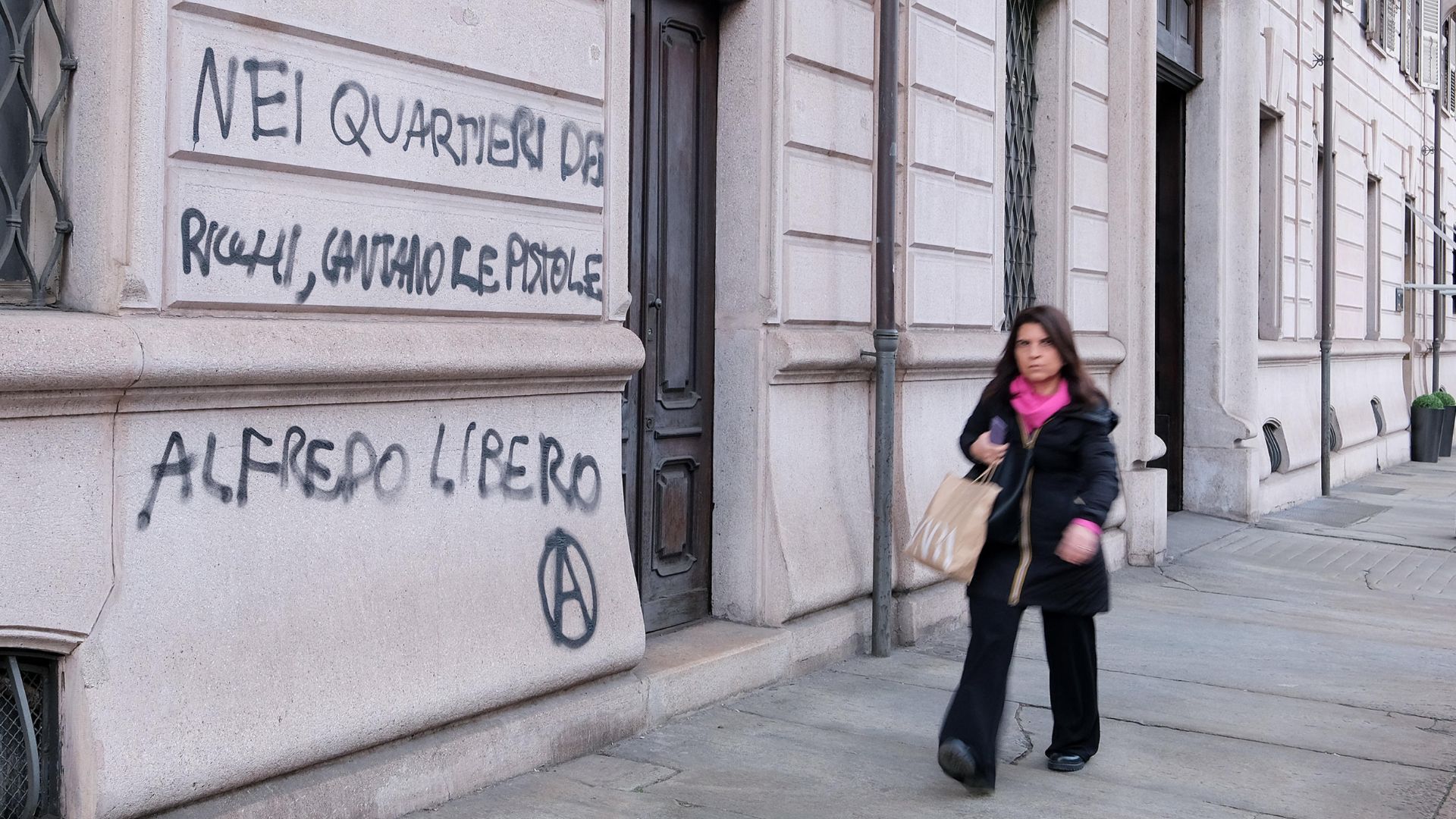 Cospito: 'cantano le pistole,Alfredo libero', scritta a Torino