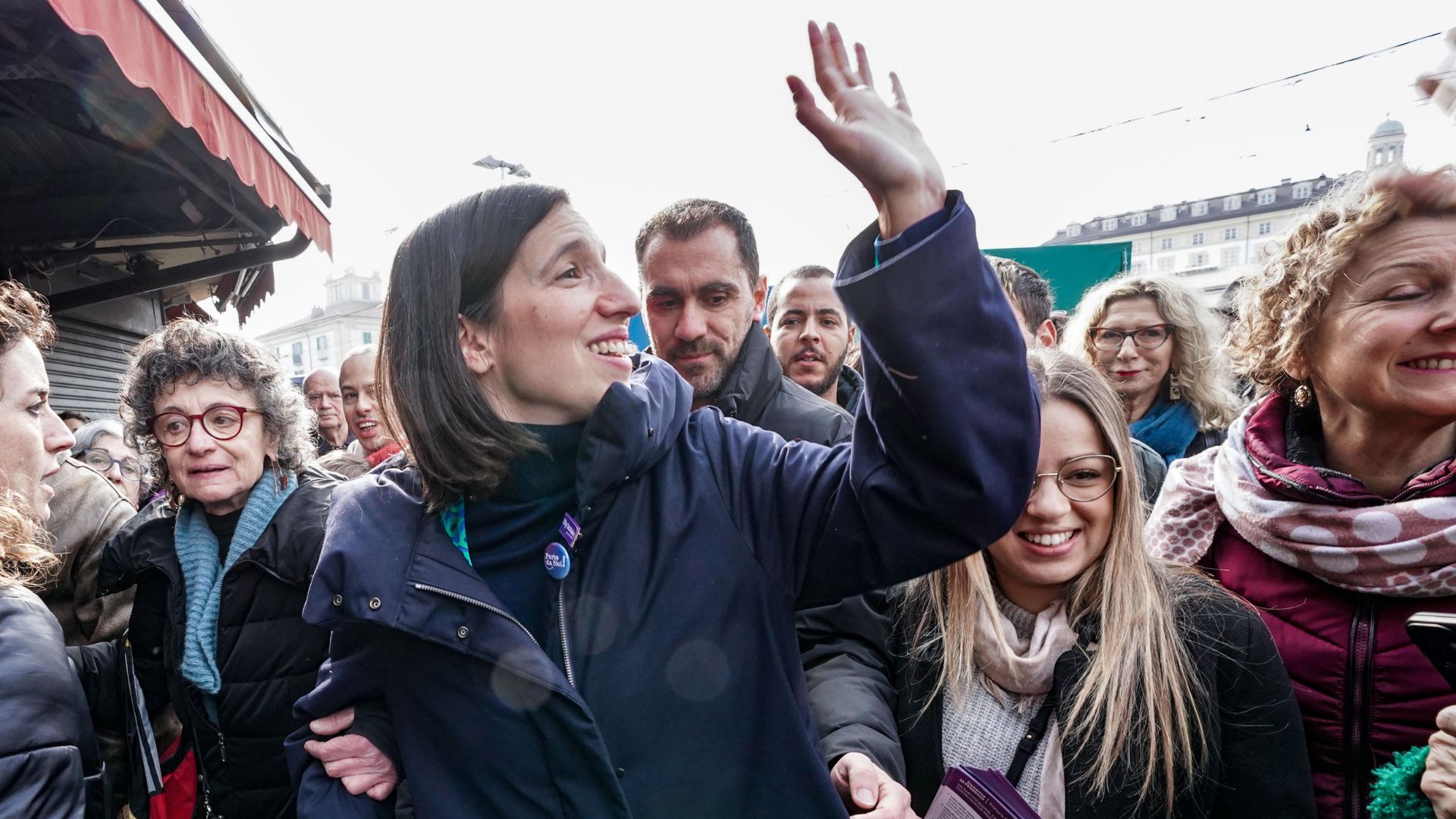Elly Schlein, incontra i cittadini nel mercato di Porta Palazzo di Torino, 25 febbraio 2023. ANSA/JESSICA PASQUALON