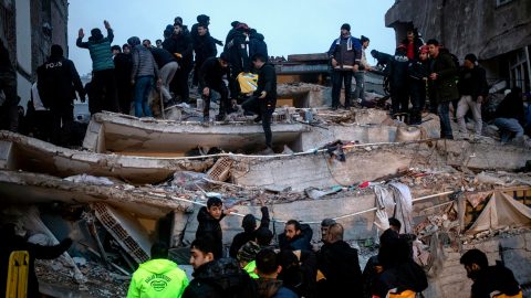 Il devastante terremoto in Turchia e Siria, le preoccupazioni di Salvini e Berlusconi e le altre notizie della giornata