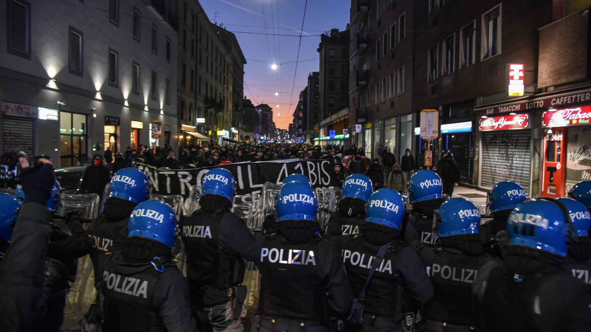 cariche polizia milano ANSA