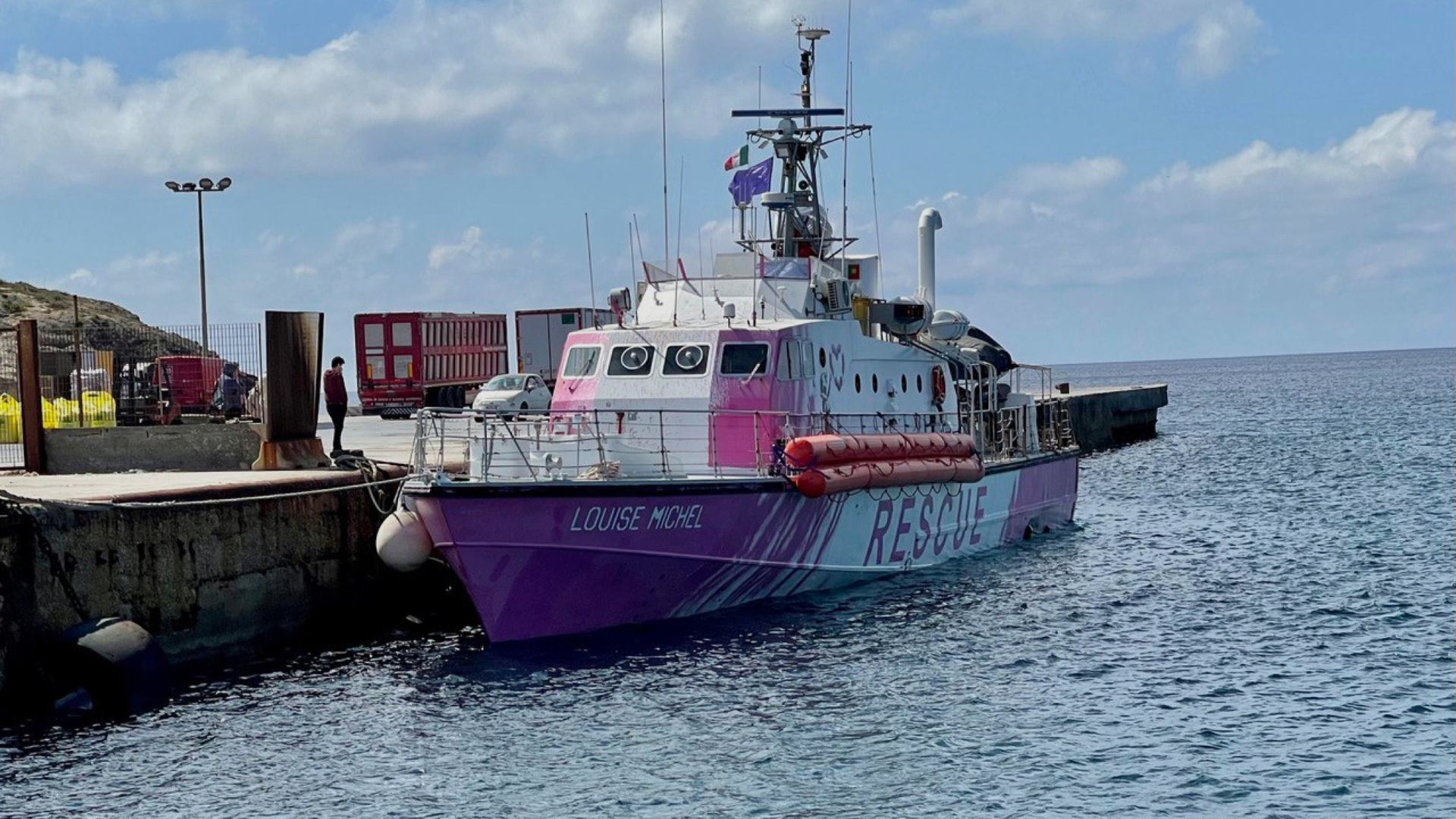 La nave Louise Michel dell'omonima ONG, finanziata dall'artista Banksy, è stata trattenuta nel porto di Lampedusa, per violazioni del nuovo decreto anti ONG del 26 marzo 2023