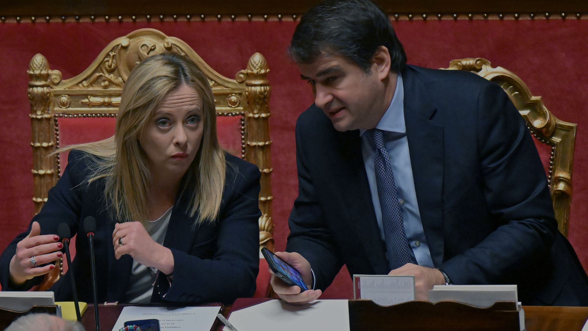 Giorgia Meloni (L) e il Ministro italiano per gli Affari Europei Fitto