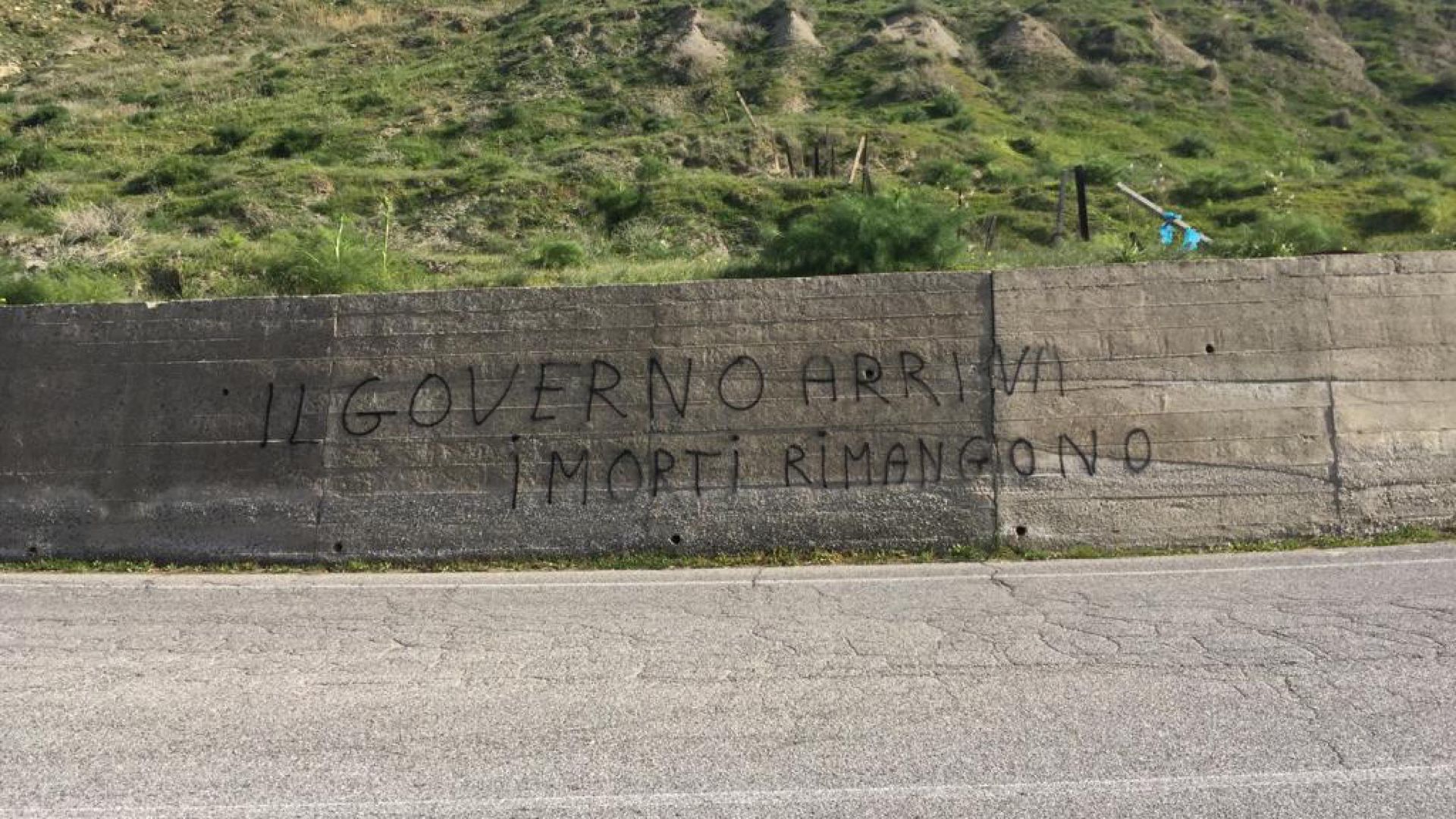 Una su una parete lungo la strada che collega la statale 106 a Cutro dove oggi pomeriggio è in programma la riunione del Consiglio dei ministri dopo il naufragio - piantedosi