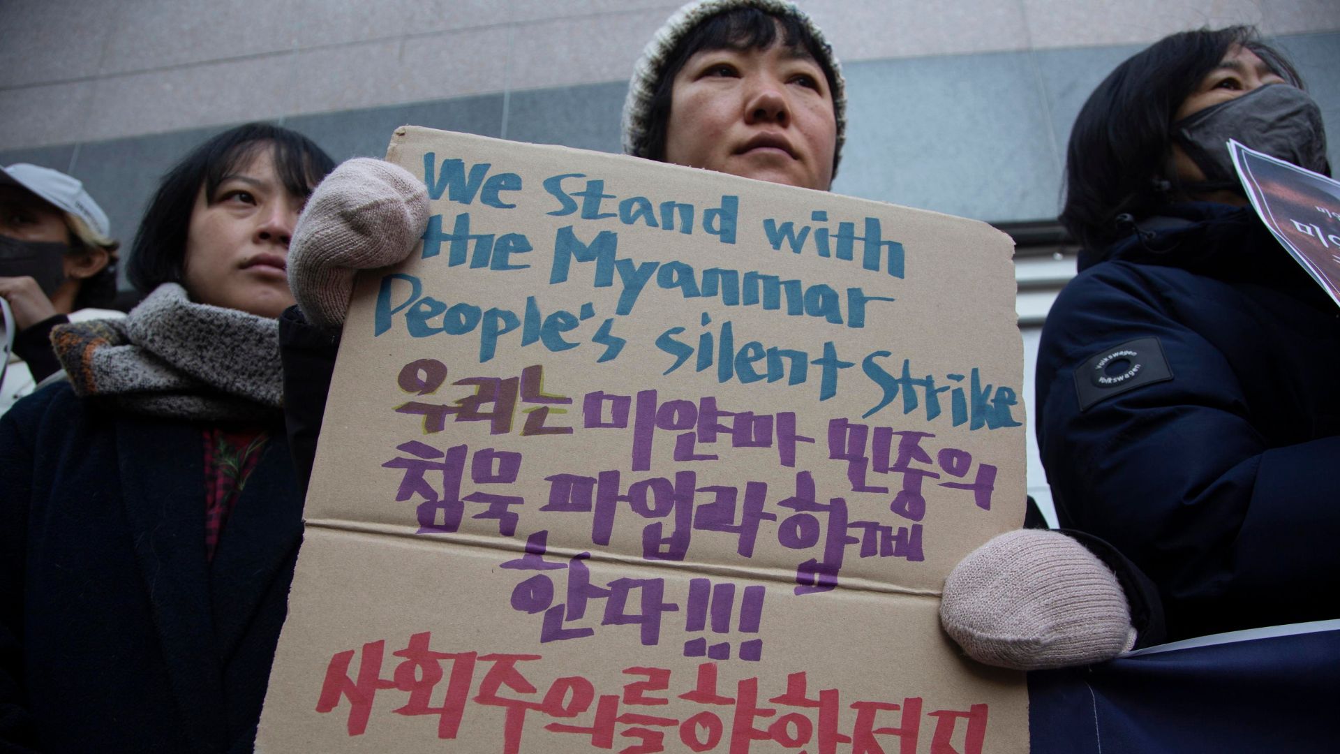 Cittadini birmani residenti in Corea del Sud e attivisti sudcoreani protestano contro il colpo di stato militare in Myanmar di fronte all'ambasciata birmana a Seoul.
