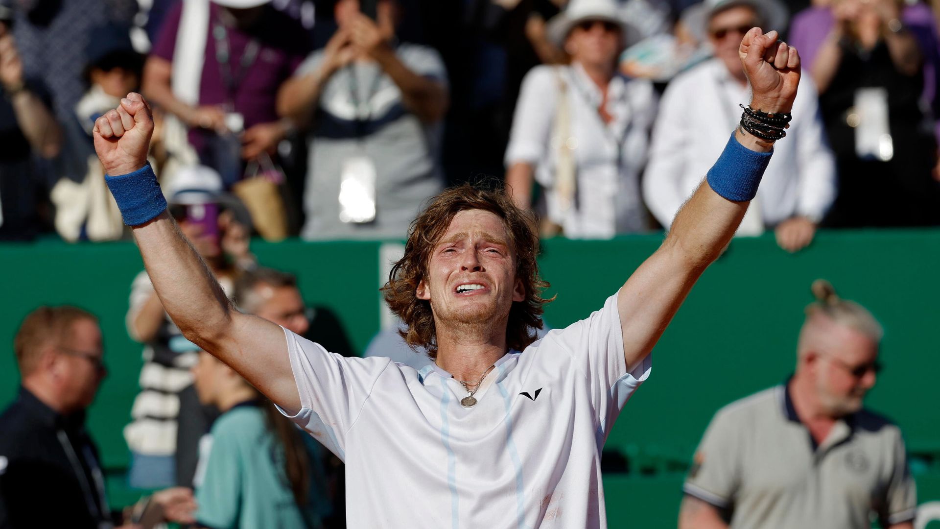 Adrey Rublev festeggia la vittoria contro il danese Holger Rune durante la partita finale del torneo Monte-Carlo Rolex Masters a Roquebrune Cap Martin, in Francia