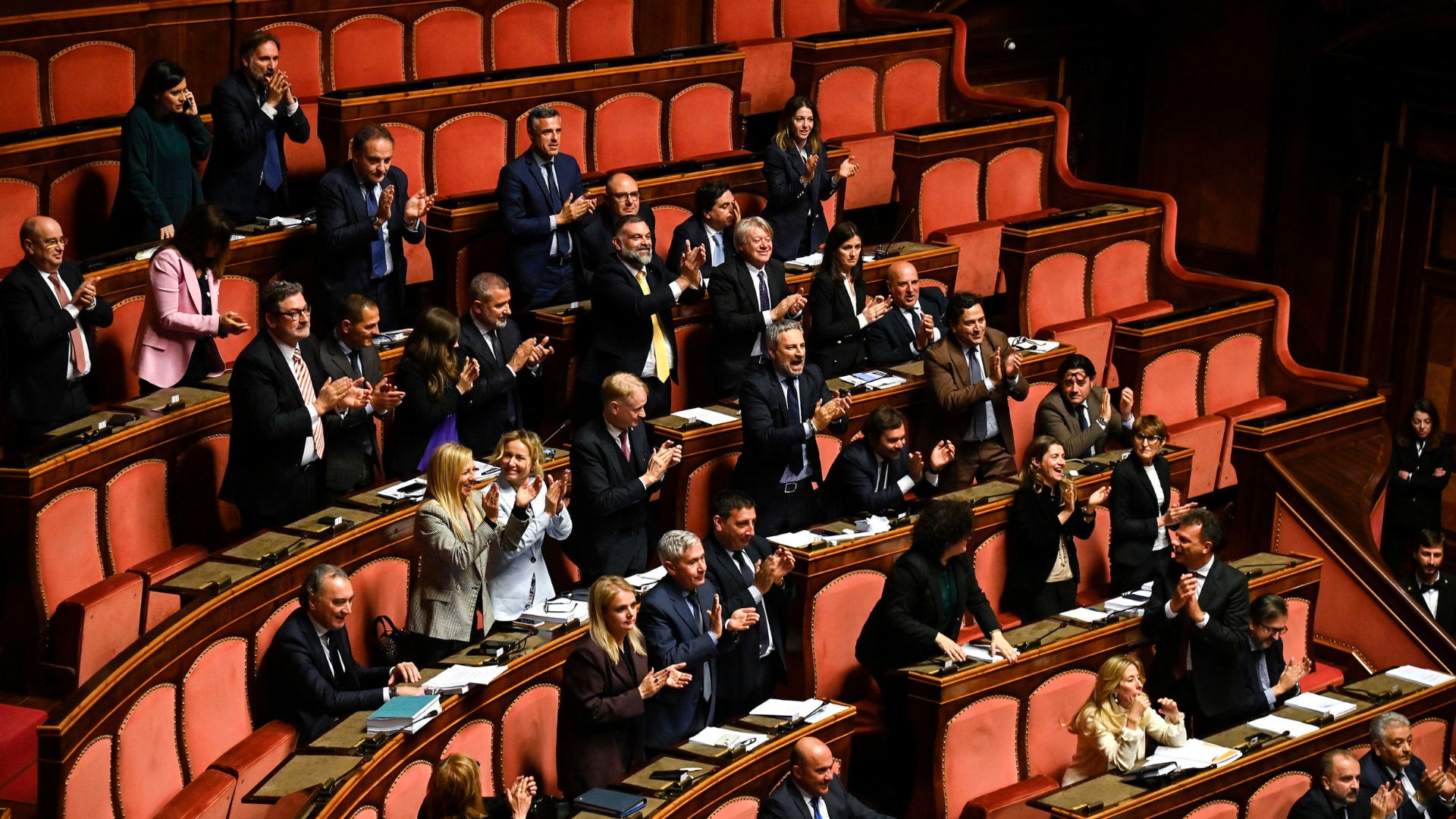 Applausi tra i banchi della maggioranza dopo il voto nell'aula del Senato sulle due mozioni in tema di commemorazione delle date fondative della Repubblica Italiana, Roma, 20 aprile 2023.