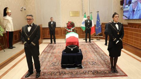 Gli scontri con la polizia nel nord del Kosovo, la camera ardente di Giorgio Napolitano e le altre notizie della giornata