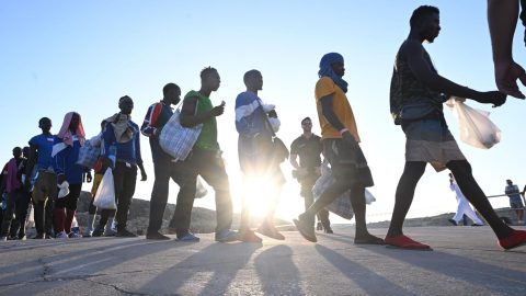 La nuova barbarie del governo nei confronti dei migranti, le tensioni tra Italia e Germania e le altre notizie della giornata