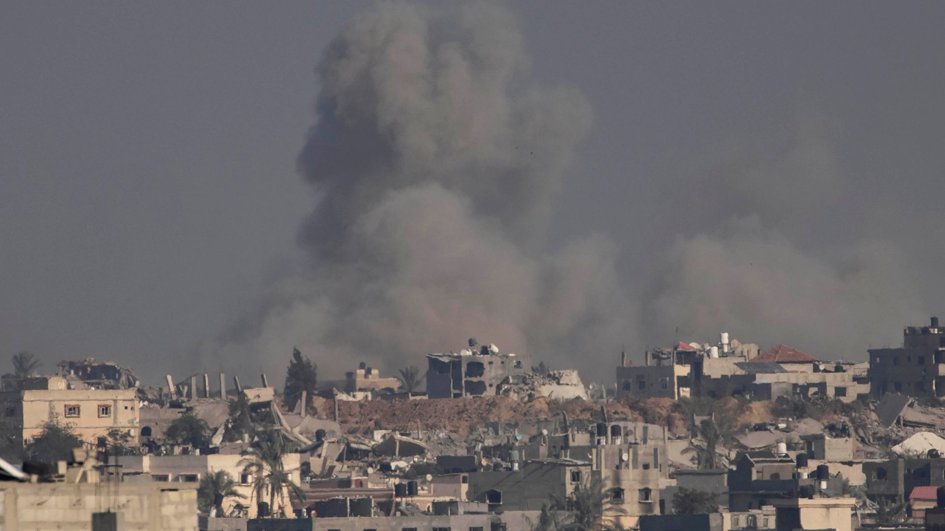 Fumo si leva in seguito a attacchi aerei israeliani a Khan Yunis, nel sud della Striscia di Gaza, il 16 gennaio 2024