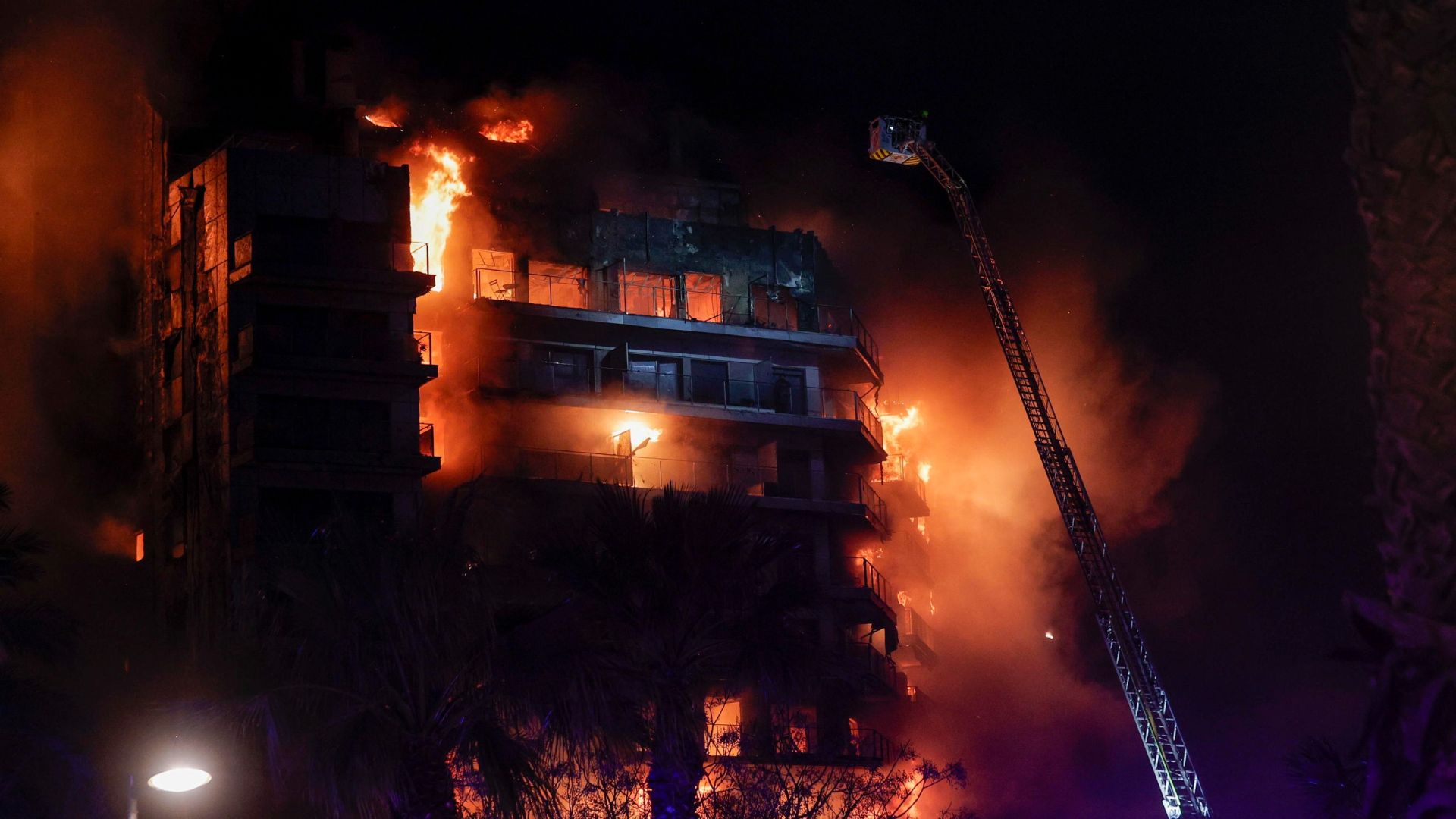 Valencia come Milano, prende fuoco il grattacielo rivestito con lo stesso materiale