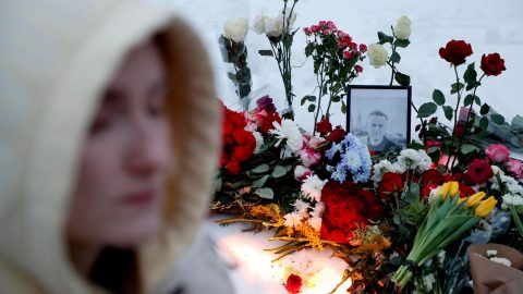 I funerali di Navalny, le reazioni internazionali alla strage di civili a Gaza e le altre notizie della giornata