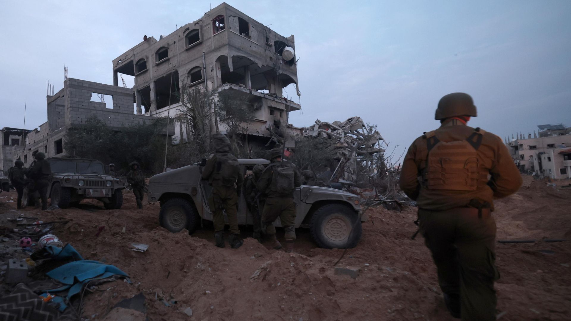 Soldati israeliani con veicoli militari in una posizione nel campo profughi palestinese di Jabalia.
