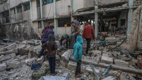 Gaza, caos aiuti: la folla affamata assalta i centri di distribuzione organizzati da Telaviv. In fuga gli operatori Usa