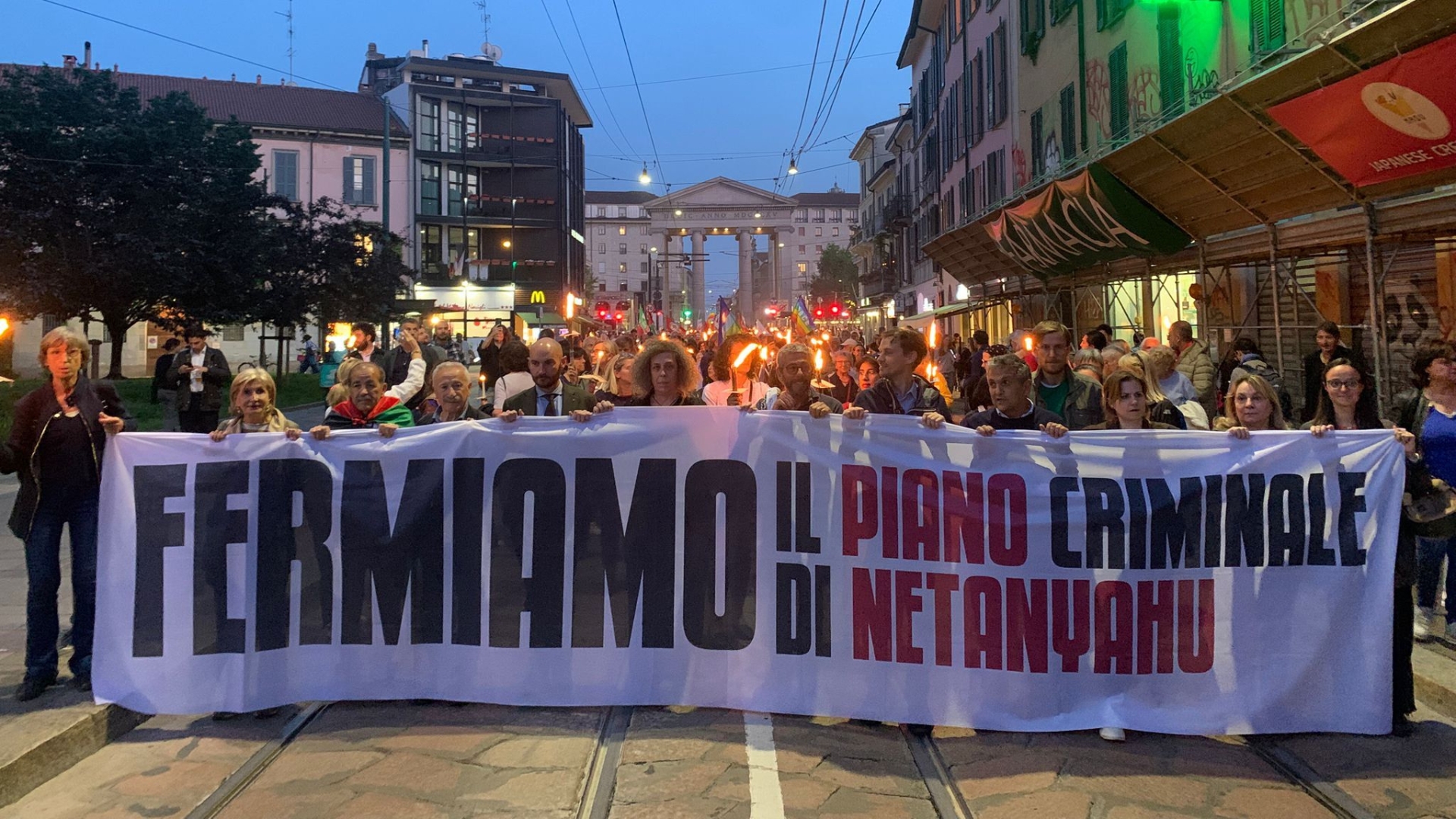 Migliaia di fiaccole ieri sera a Milano contro il 