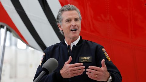 California, il governatore democratico Newsom propone di tagliare l’assistenza sanitaria gratuita agli immigrati senza documenti