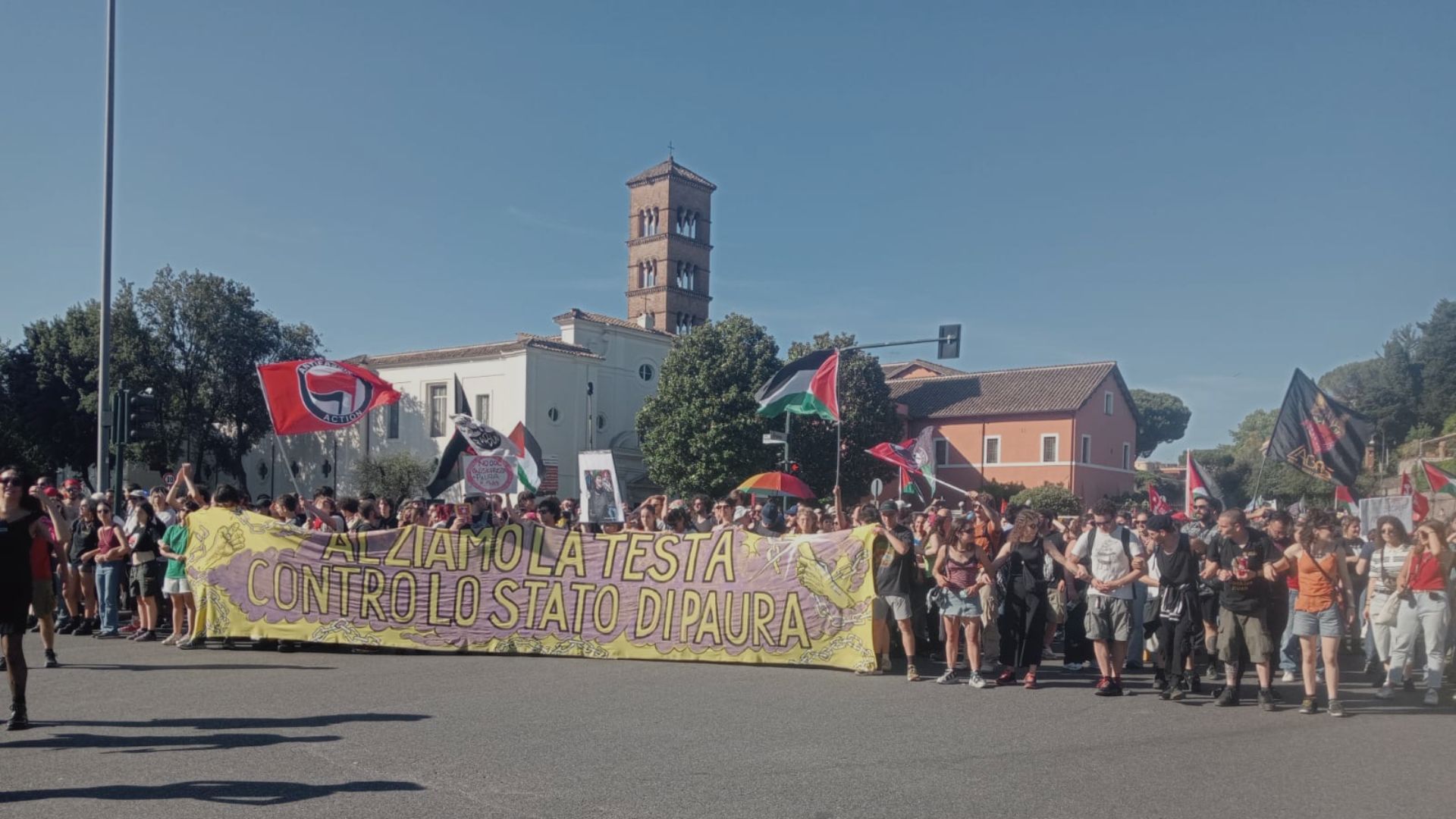 Tanti adolescenti e giovani in piazza a Roma contro il decreto Sicurezza