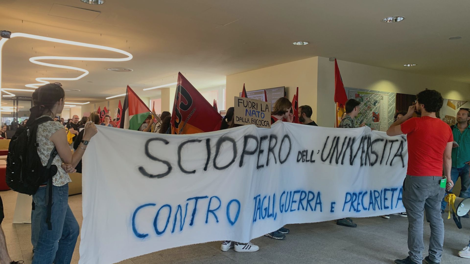 Protesta dei precari universitari a Milano: “Ogni euro dato alla guerra è un euro tolto alla ricerca”