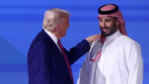 Trump e Al-Sharaa, la stretta di mano a Riad è un gesto per legittimare il nuovo regime siriano