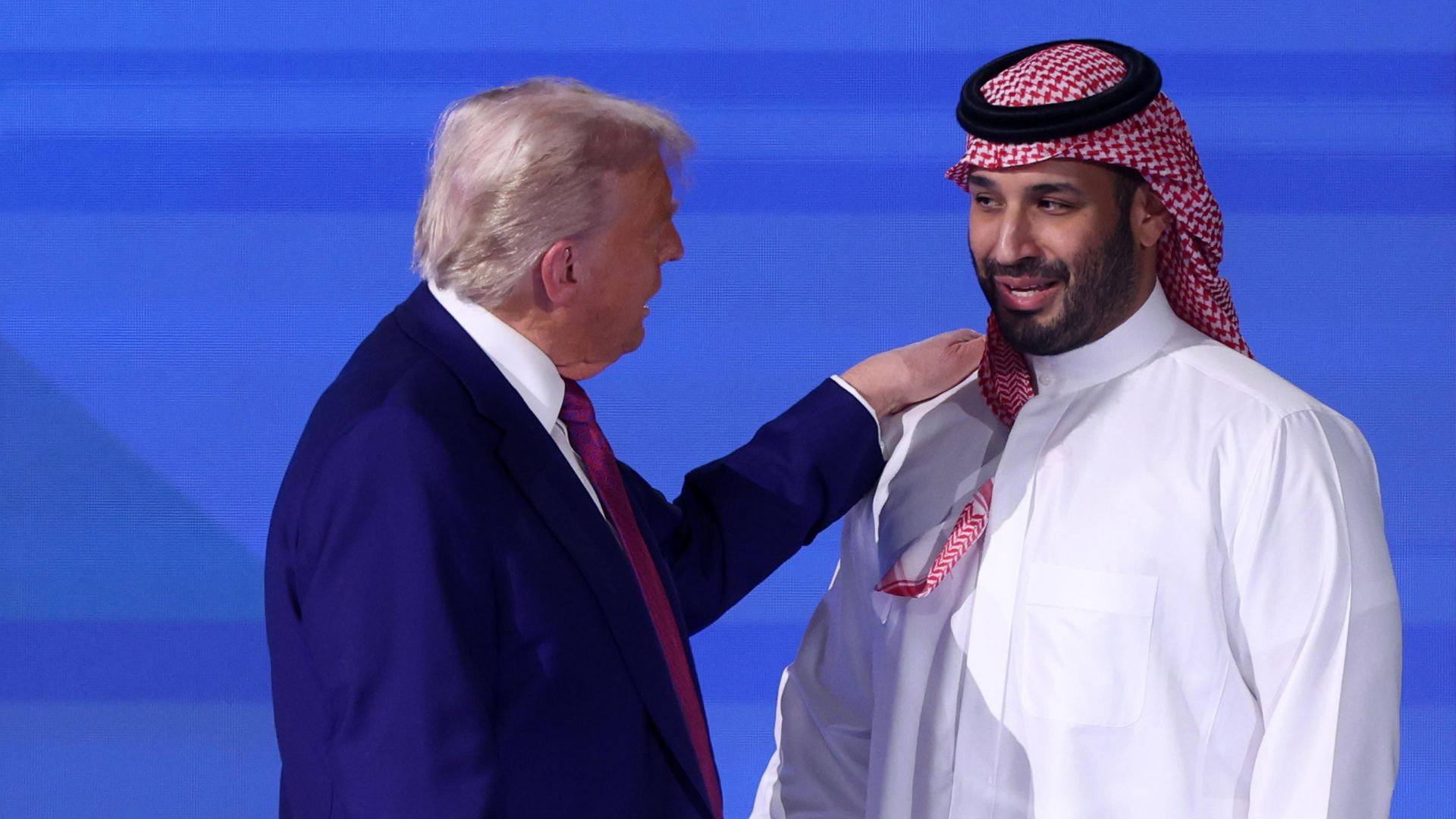 Trump e Al-Sharaa, la stretta di mano a Riad è un gesto per legittimare il nuovo regime siriano