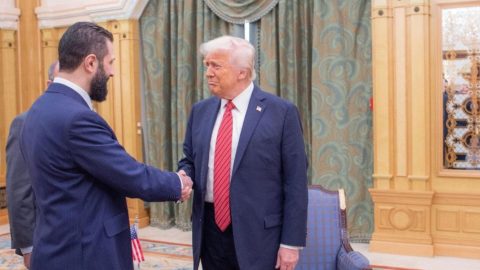Trump e Al-Sharaa, la stretta di mano a Riad è un gesto per legittimare il nuovo regime siriano
